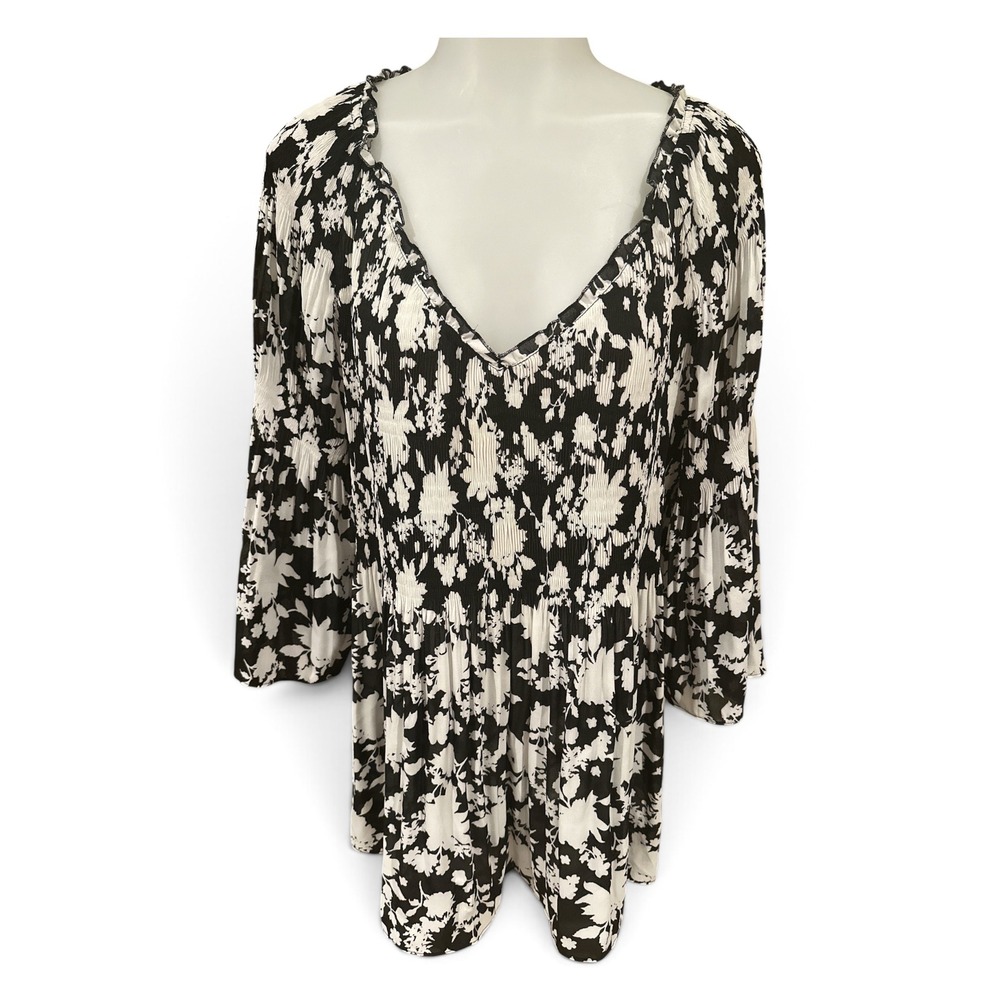 Floral & Ivy 1X Black White Floral Pleated Tunic Blouse Bell Sleeve